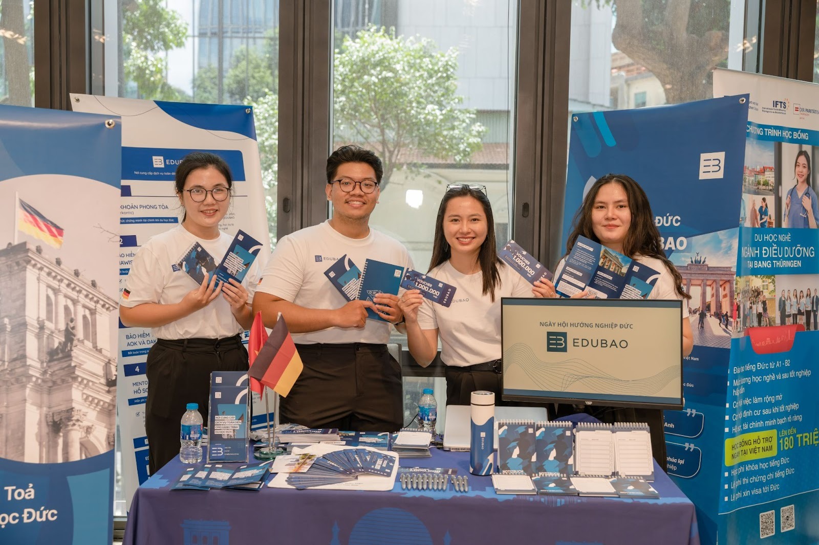 EDUBAO Việt Nam tham gia chuyến lưu diễn cùng xe tải nghề nghiệp